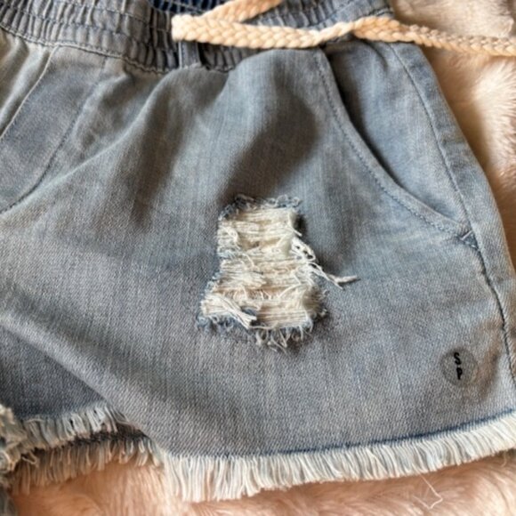 Aerie Blue Distressed Fringe Hem Mid-Rise Belted Denim Shorts Ladies Size S NWT - Picture 2 of 11